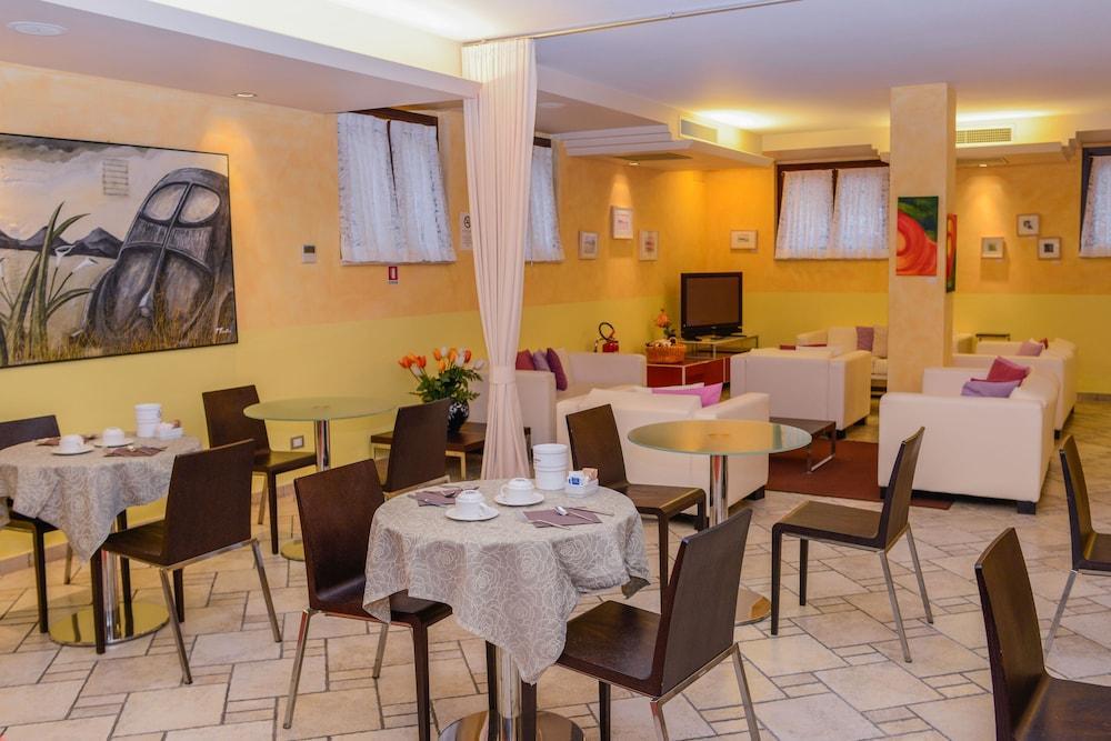 Ahg Donna Silvia Wellness Hotel